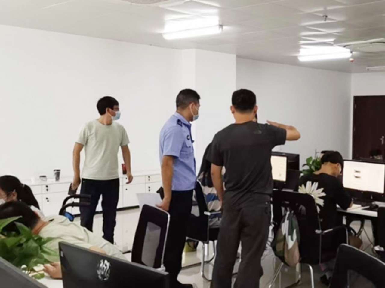 开发区管委会、社区居委会来中心视察